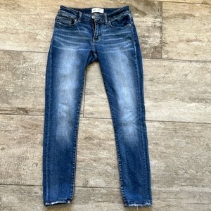 Cute Buckle Stella jeans. Low rise skinny size 26 hemmed for 29” length.